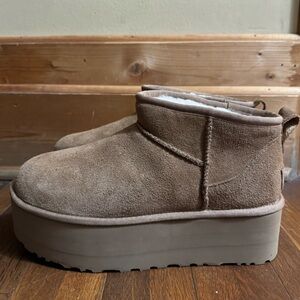 Women’s Ugg platform slippers brand new size 8